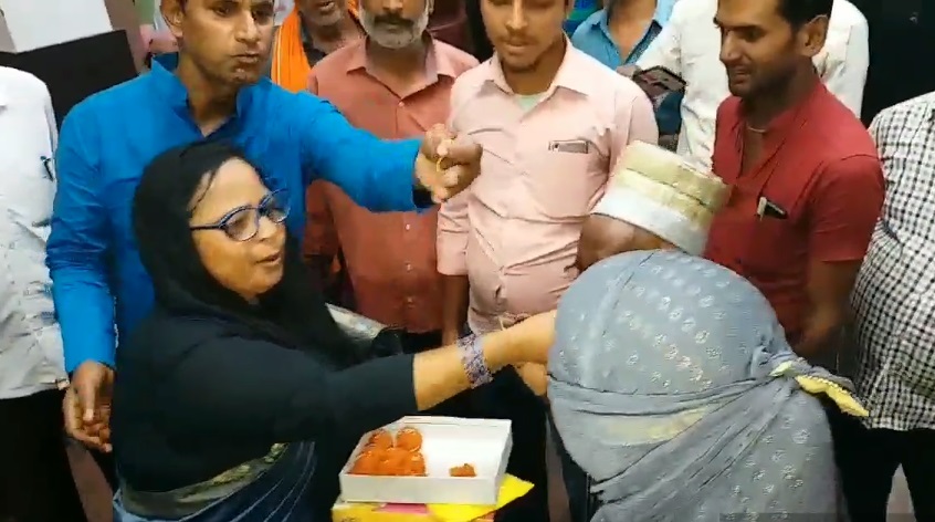 muslis woman celebrating in bjp office