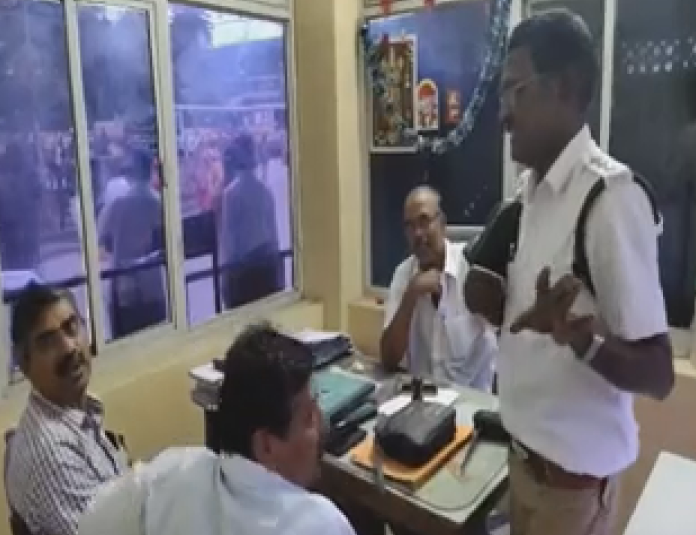 ticket checker behaving badly  try to beat old man  bad words  kovai  பயணசீட்டு பரிசோதகர்  கோவை