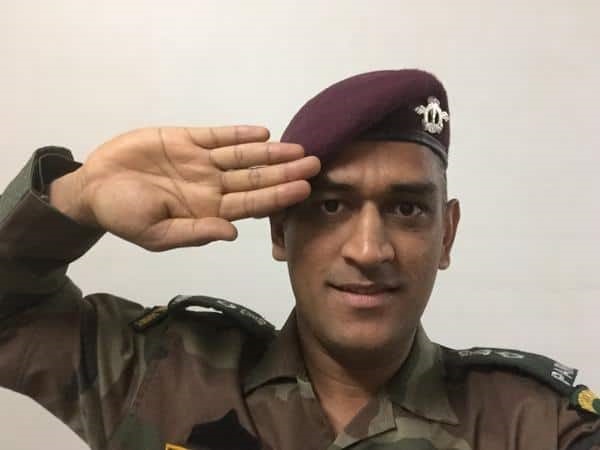 ms-dhoni-polishing-his-shoe-while-serving-in-indian-army