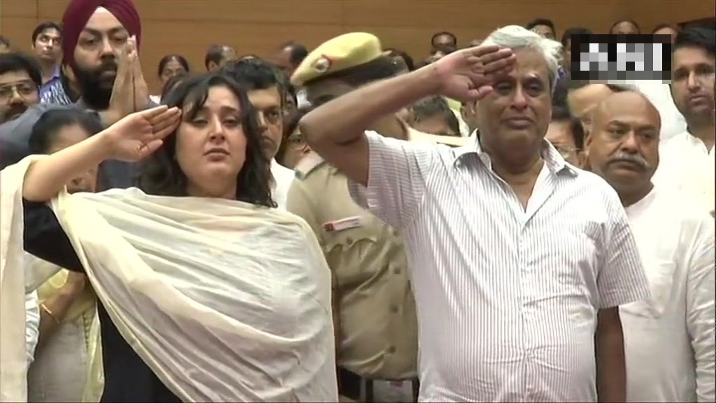 Husband, daughter salutes Swaraj