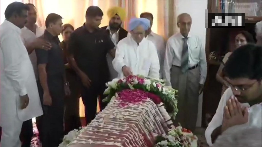 Manmohan Singh pays respects to Swaraj