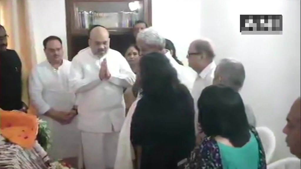 Shah pays last respects