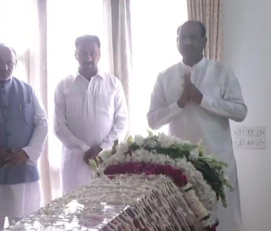 Om Birla pays last tribute