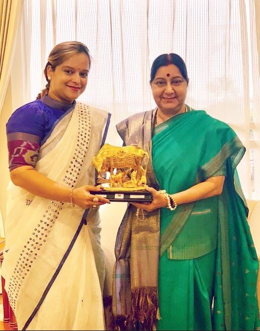 sushma swaraj,  sari and jacket of sushma swaraj,  working woman's smart attire, ସୁଷମା ସ୍ବରାଜ, ଶାଢ଼ୀ, ସୁଷମା ସ୍ବରାଜଙ୍କ ଜ୍ୟାକେଟ, ଭାରତୀୟ ପରମ୍ପରା