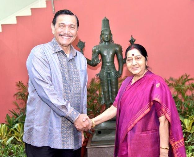 sushma swaraj,  sari and jacket of sushma swaraj,  working woman's smart attire, ସୁଷମା ସ୍ବରାଜ, ଶାଢ଼ୀ, ସୁଷମା ସ୍ବରାଜଙ୍କ ଜ୍ୟାକେଟ, ଭାରତୀୟ ପରମ୍ପରା