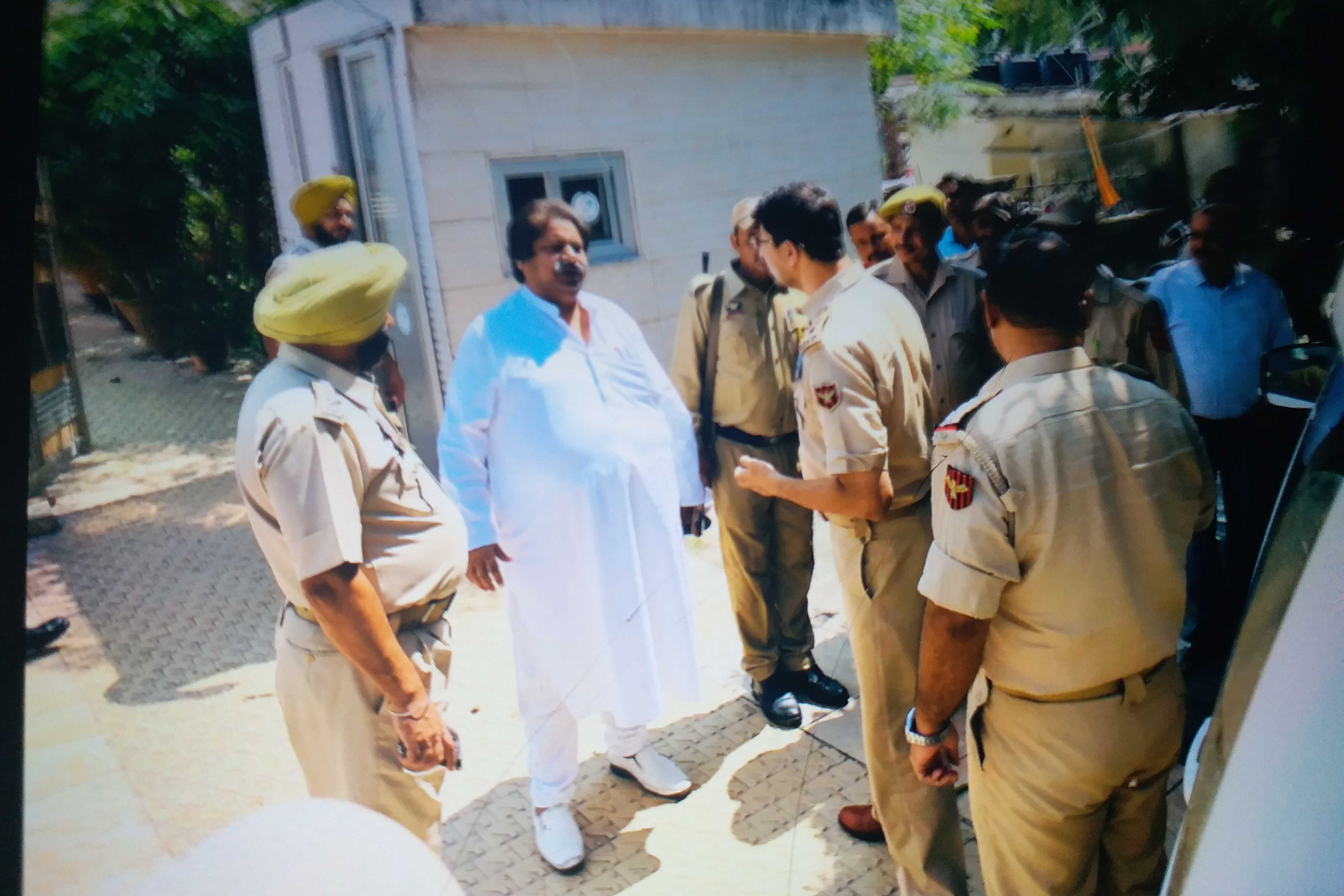 Congress leaders were detained in Jammu،جموں میں کانگریس لیڈروں کو حراست میں لیا گیا