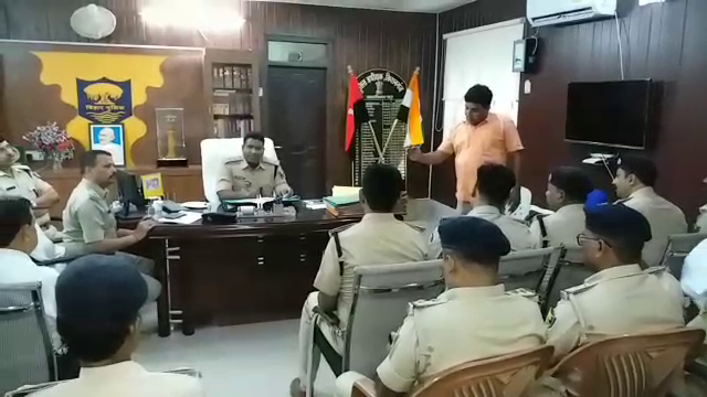 Monthly crime review meeting in SP officeएसपी कार्यालय में मासिक अपराध समीक्षा बैठक