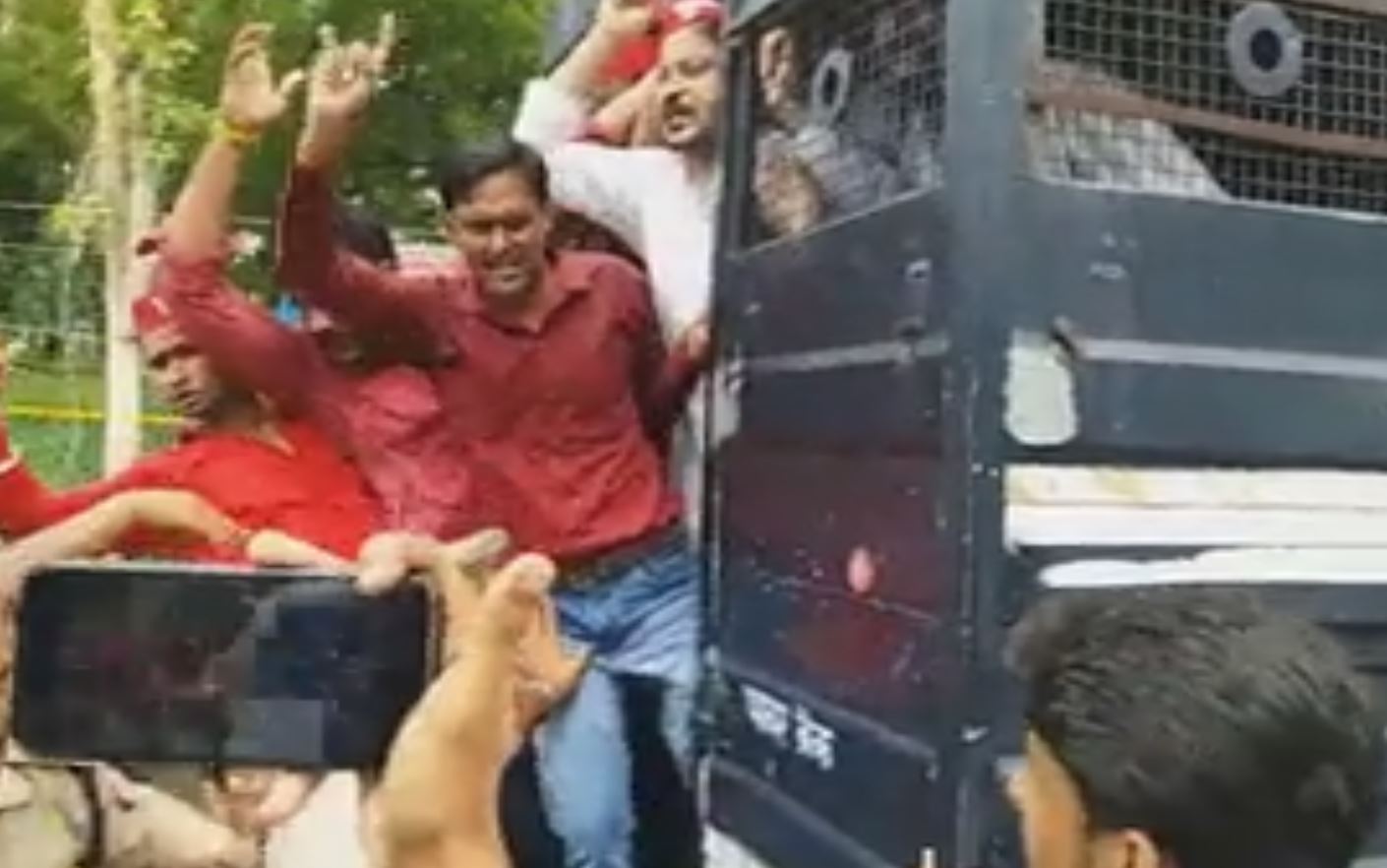 SP activists protest outside collectorate Office in Aligarh,ایس پی کار کنوں کا کلکٹریٹ دفتر کے باہر شدید احتجاج