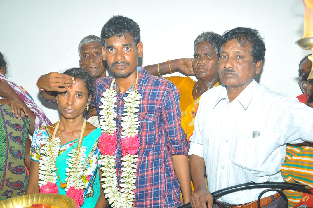 Son ties knot in front of father's dead body in Tamil Nadu