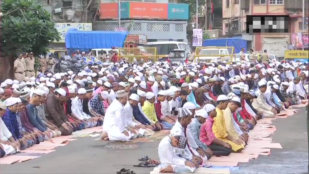 Namaz offered outside Hamidiya Masjid in Mumbai