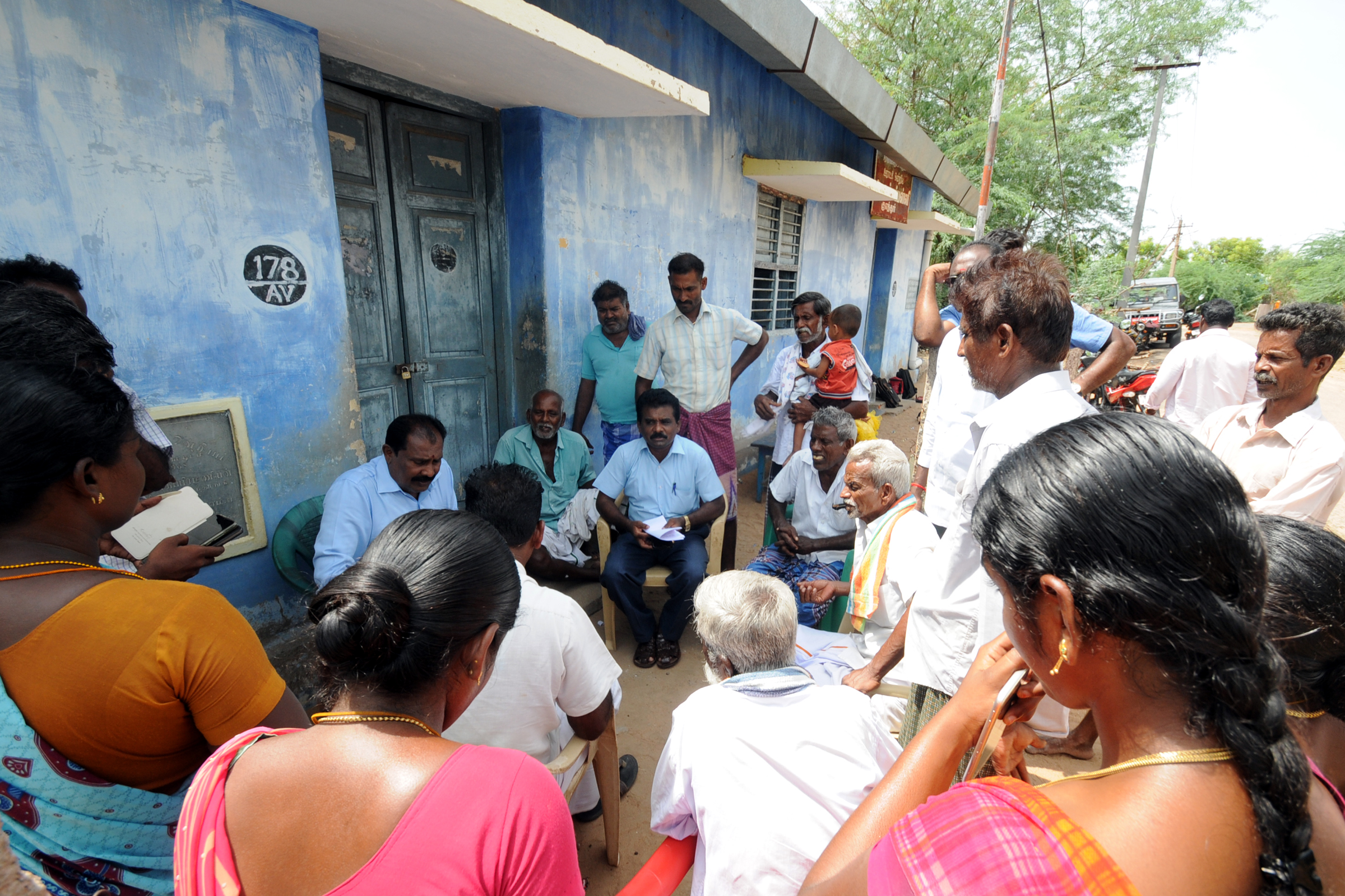 கல்வித்துறை அலுவலர்கள் பள்ளிக்கு வந்து கிராம மக்களிடம் பேச்சுவார்த்தை நடத்திய போது