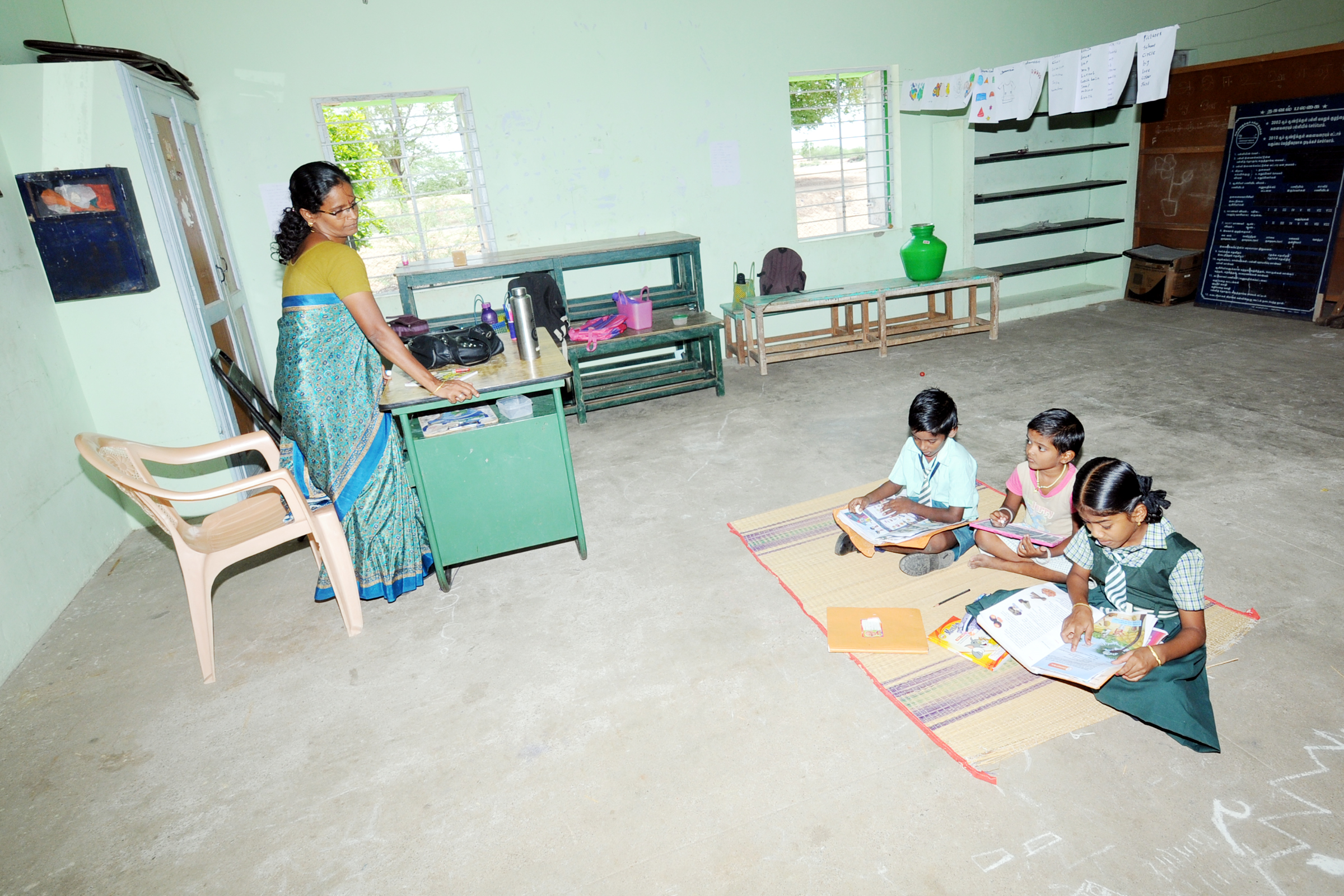 மூடப்பட்டப் பள்ளி மீண்டும் திறப்பு: அரசை பின் வாங்க வைத்த கிராம மக்கள்!