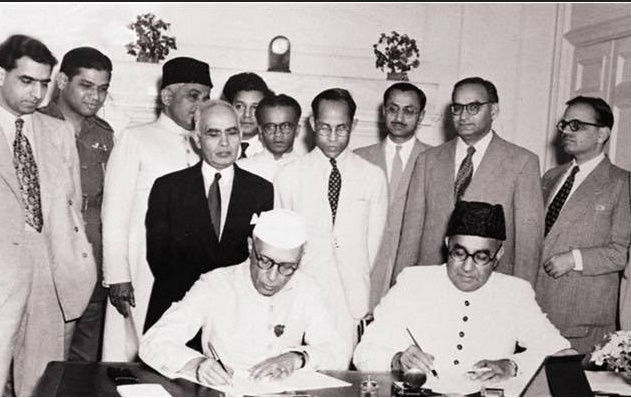 Indian prime minister Jawaharlal Nehru (left) and Pakistani prime minister Liaquat Ali Khan signing a pact to ensure protection of refugees in 1950 (Photo: Twitter/Moeedi)