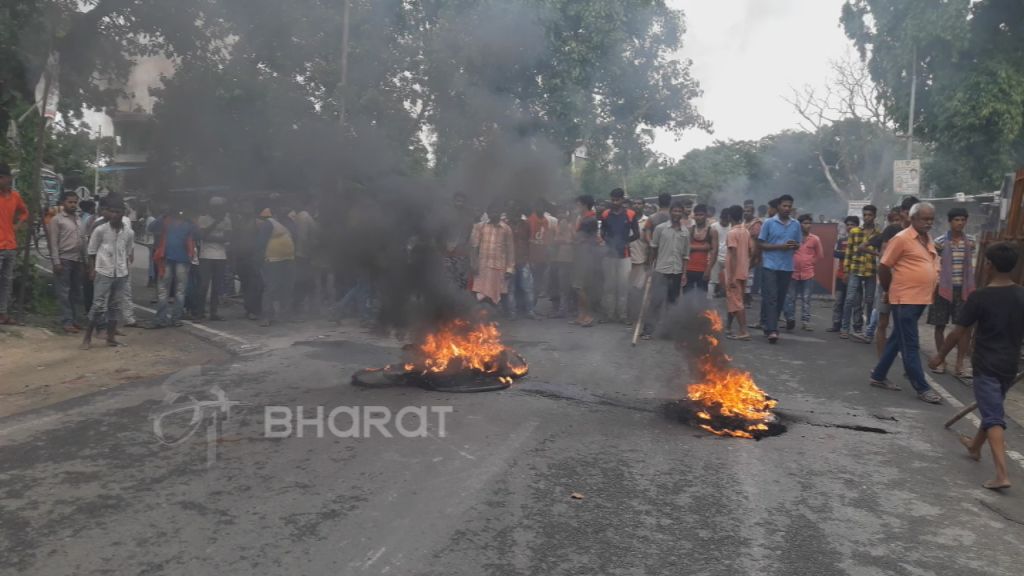 रोते- बिलखते परिजन