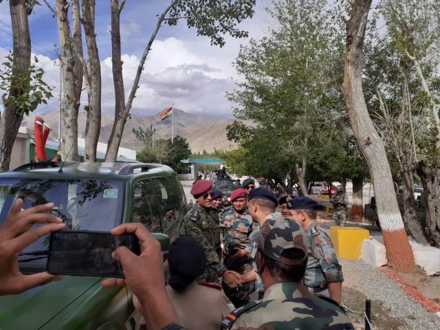 Dhoni army training, धोनी की आर्मी ट्रेनिंग