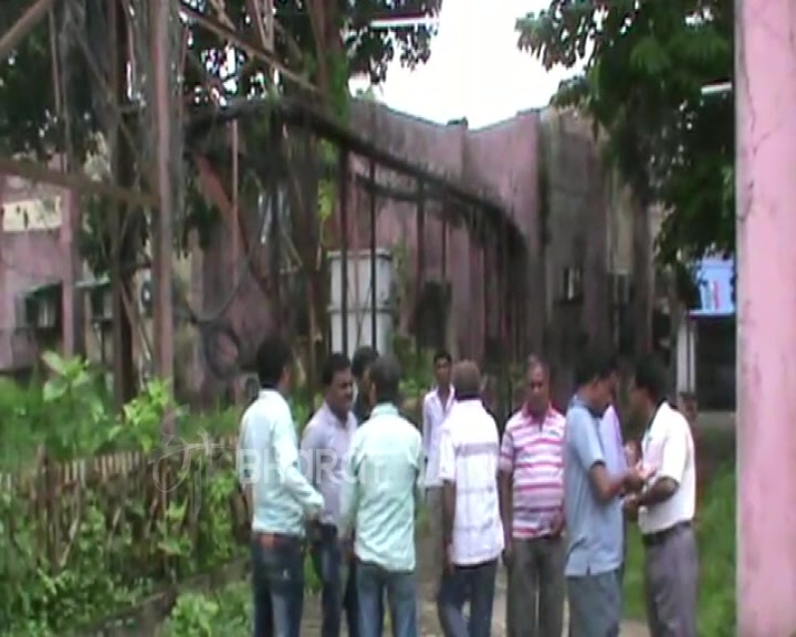 Uluberia BSNL office gate locked by temporary workers in demand of outstanding salary