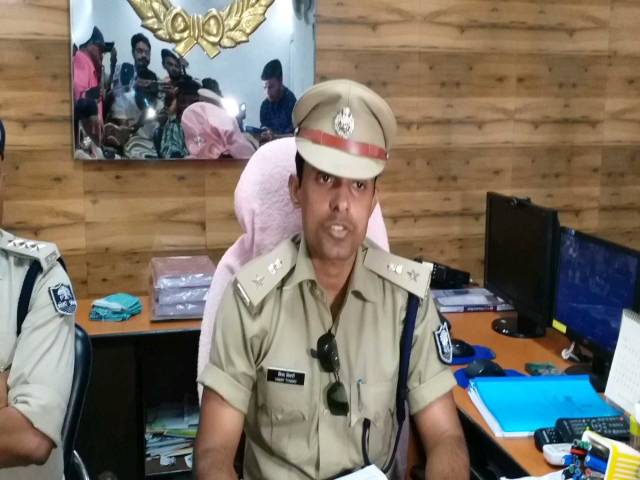 City SP Vinay Tiwari giving information about the accused