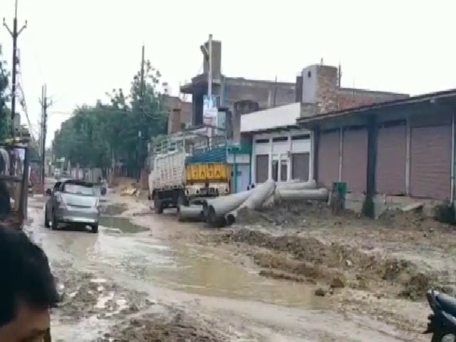 Passengers upset due to bad roads in Bhind