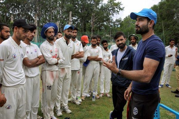 जम्मू -कश्मीर टीम के खिलाड़ियों के साथ इरफान पठान