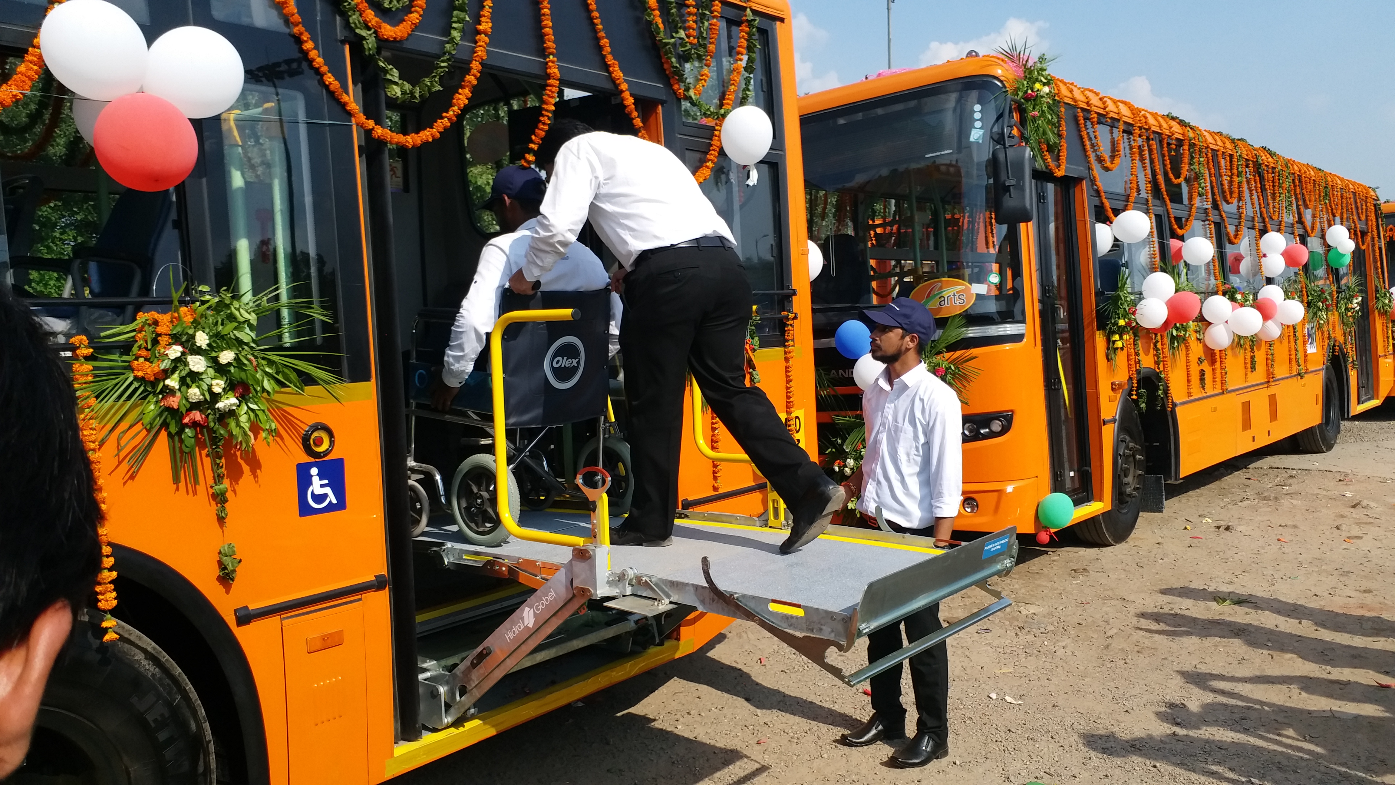 Chief Minister Arvind Kejriwal has given the gift of 1000 new cluster buses to Delhi