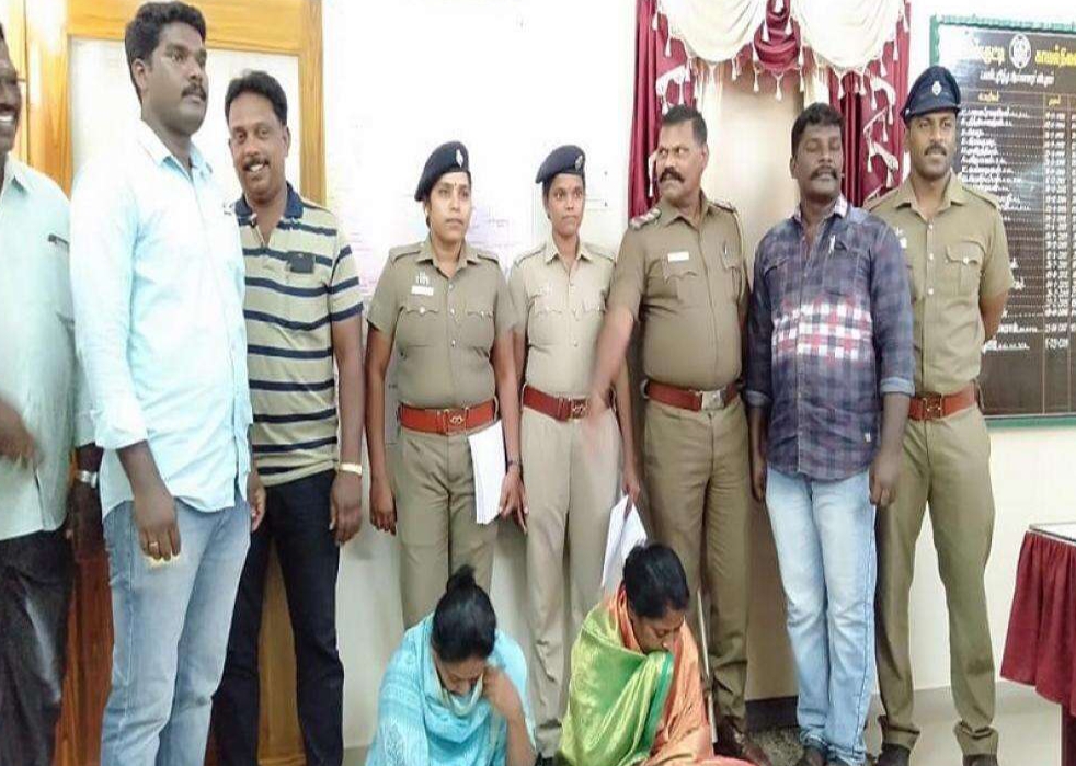 நகை திருடிய பெண்கள் கைது, police arrested two women for stolen,  நகை வாங்குவது போல நடித்து நகை திருடிய பெண்கள் .