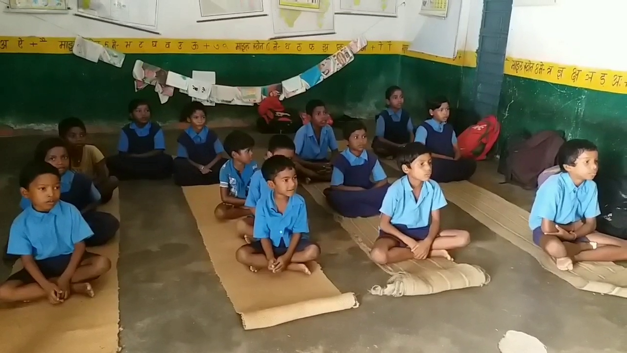 students studying in bad condition of school in ambikapur