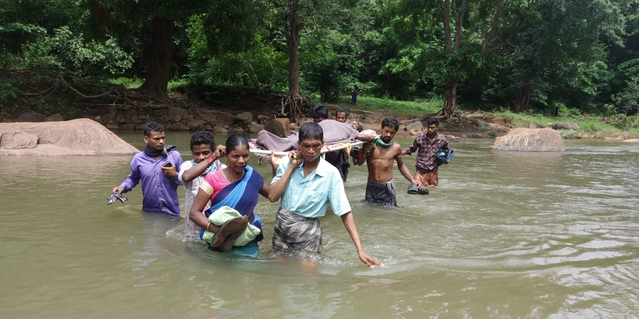 Villagers carried pregnant woman 12 km on a cot in Kalahandi  pregnant woman 12 km on a cot  ആംബുലന്‍സ് കിട്ടിയില്ല;ഗര്‍ഭിണിയെയും ചുമന്ന് നടന്നത് 12 കിലോമീറ്റര്‍  ഗര്‍ഭിണിയെയും ചുമന്ന് നടന്നത് 12 കിലോമീറ്റര്‍  ഗര്‍ഭിണി