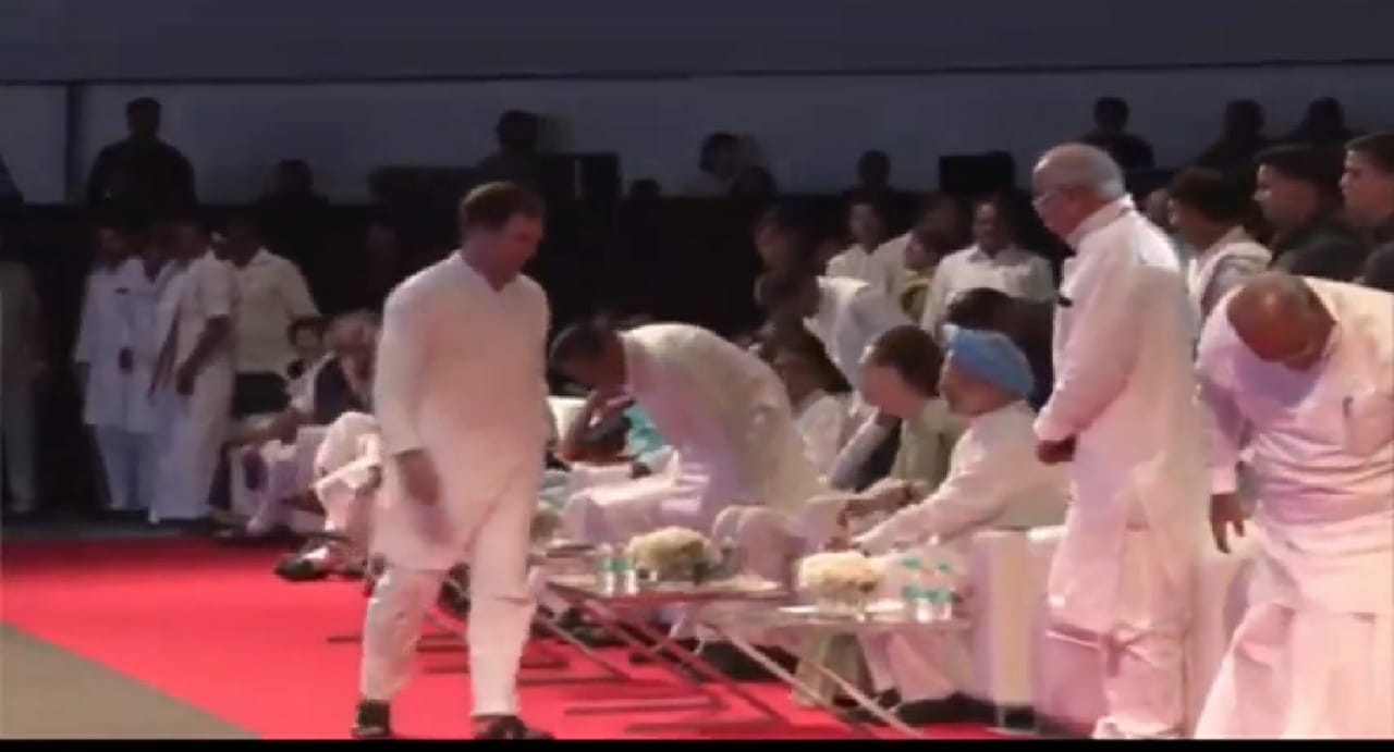 bhupesh baghel seats beside rahul and sonia gandhi in rajiv gandhi birth anniversary program