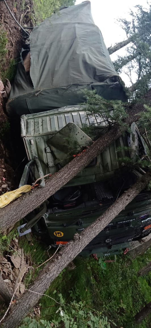 Army truck fell in ditch in kufri