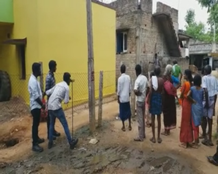 sriperumbudur via road sige by people  for 6 way road plan  protesting against government  thiruvallur  திருவள்ளூர்