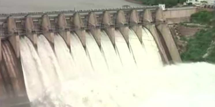 continuous flood flow to the srisailam reservoir in kurnool district