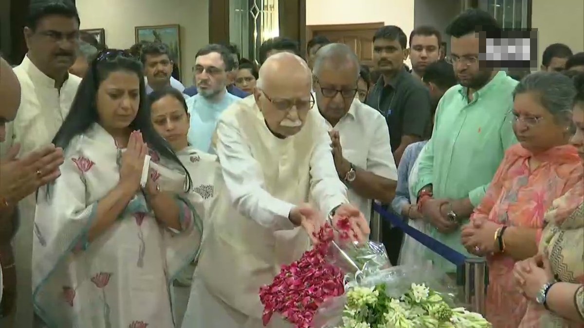 LK Advani pays tribute