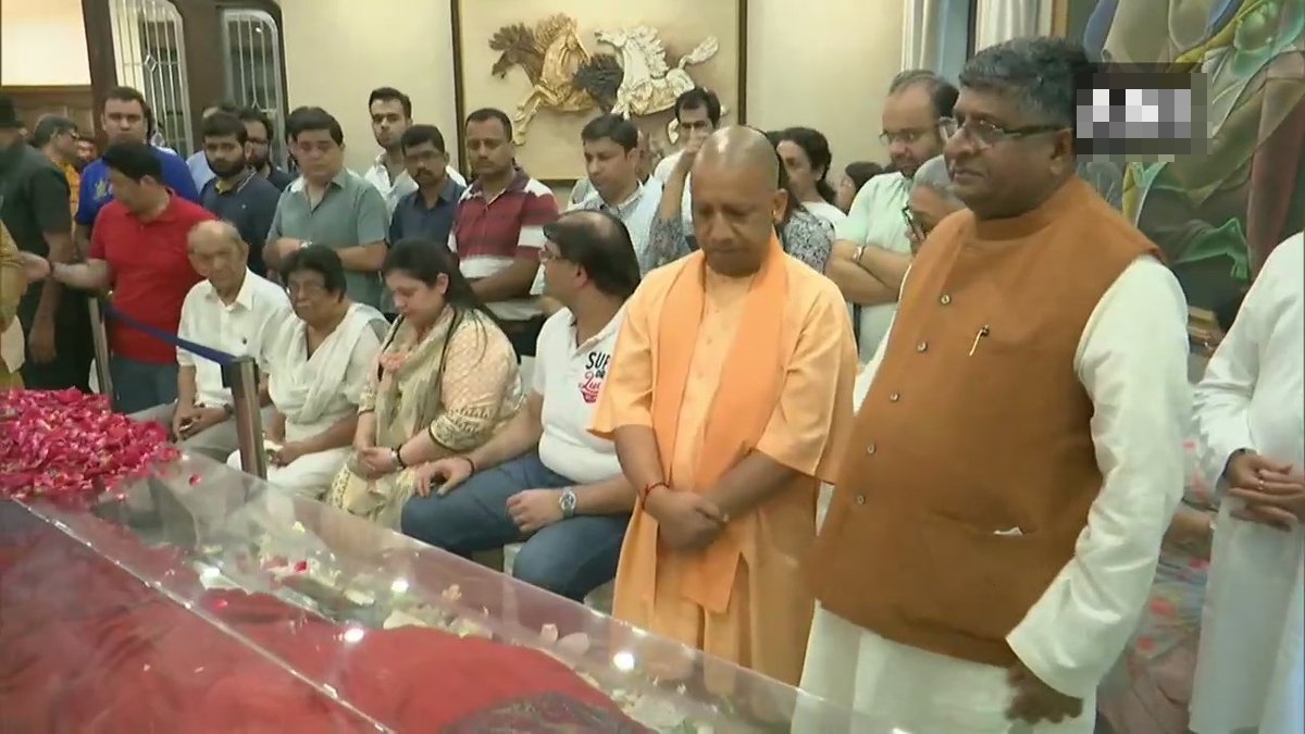 Yogi Adityanath along with Ravi Shankar Prasad pay tribute