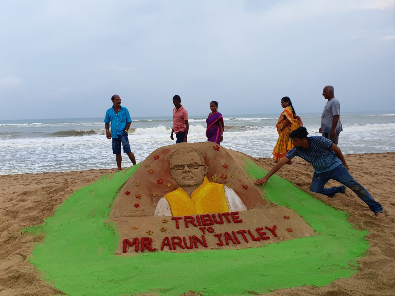 MANAS SAHOO PAYS TRIBUTES ARUN JAITLEY WITH  SAND ART