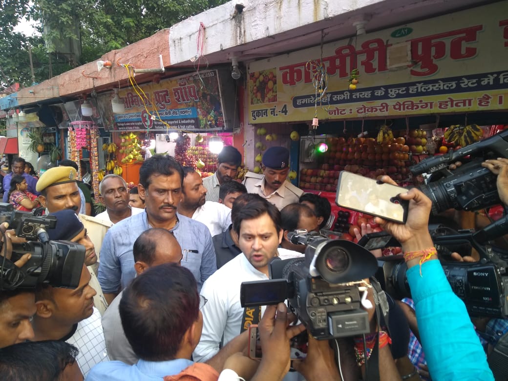 tejashwi-yadav-drank-coconut-water-in-patna