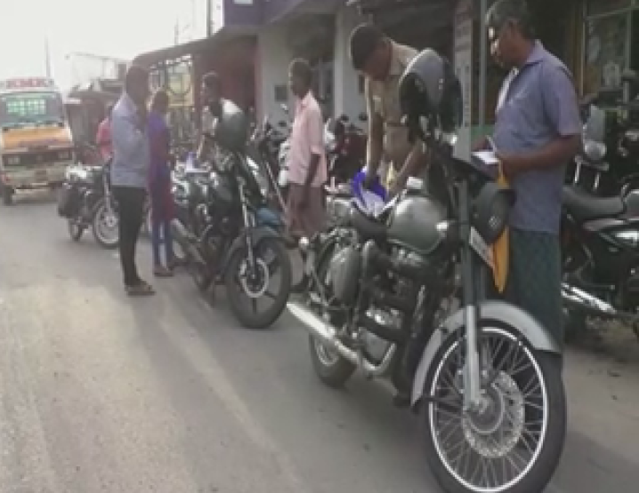 Without wearing a helmet  traffic fines  e-Challan method  இ-சலான்  அபாராத தொகை வசூல்  திண்டுக்கல்  dindigul  traffic police