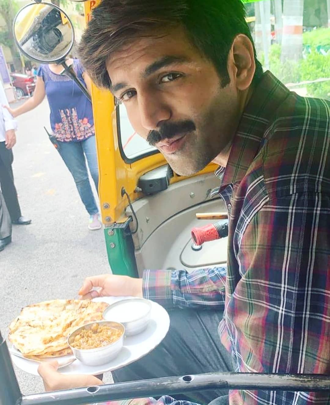 Kartik Aaryan enjoys Lucknow street food in auto-rickshaw