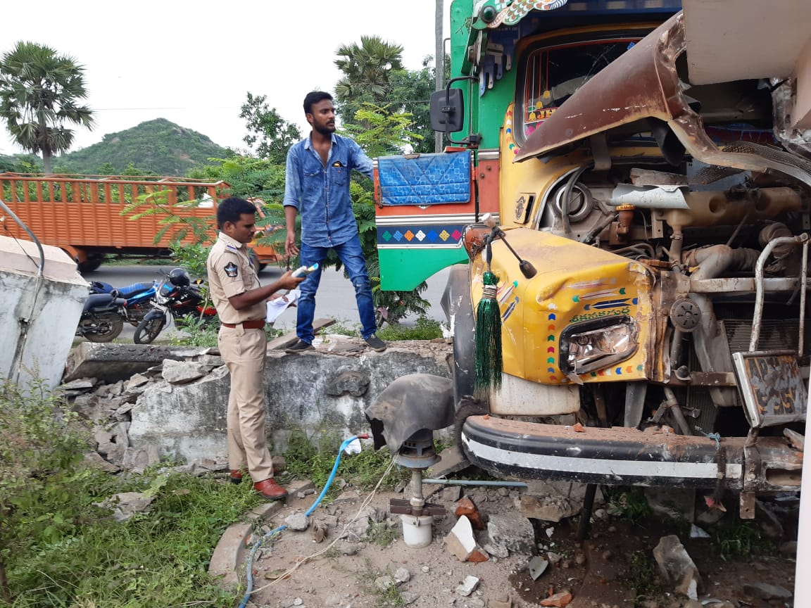 ఇంట్లోకి దూసుకెళ్లిన లారీ