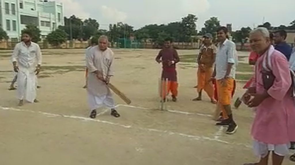 darbhanga latest news, kameshwar singh darbhanga sanskrit university, केएसडीएसयू में क्रिकेट मैच, धोती-कुर्ता पहन कर खेला मैच