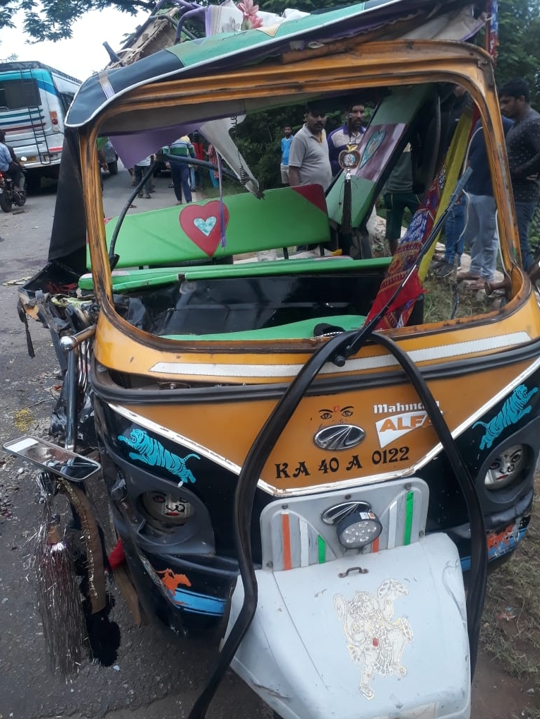 chikkaballapur-accident-between-ape-rickshaw-private-bus