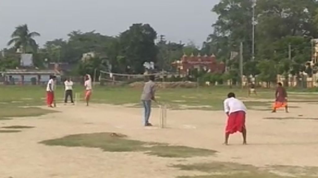 cricket match in dhoti kurta, बिहार में अनोखा क्रिकेट मैच