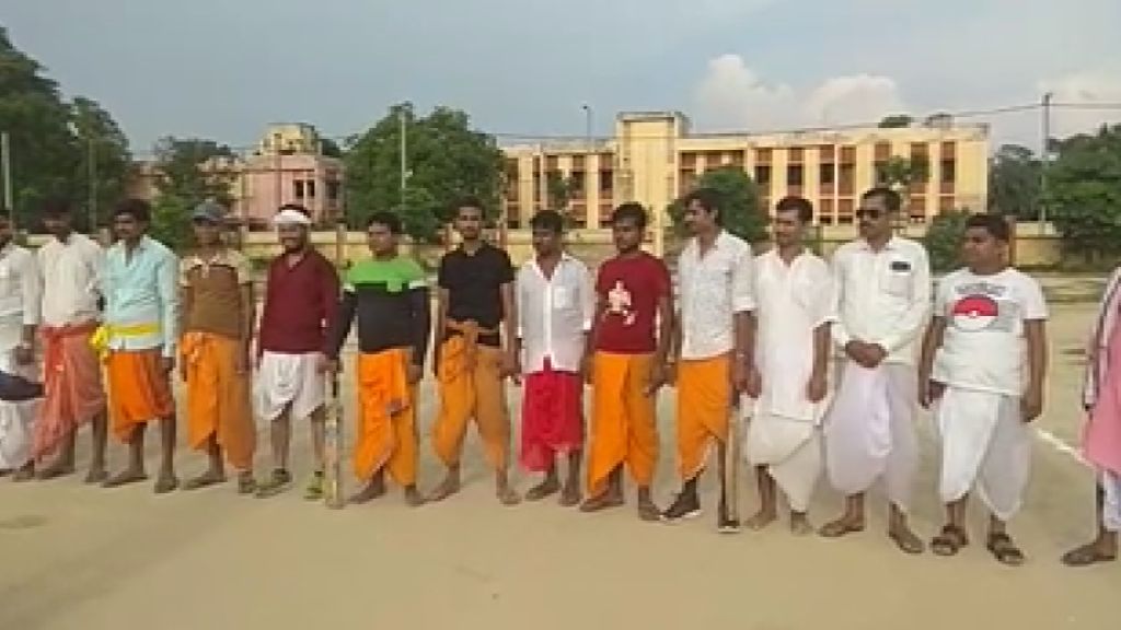 cricket match in dhoti kurta, बिहार में अनोखा क्रिकेट मैच, Match like Lagaan Movie