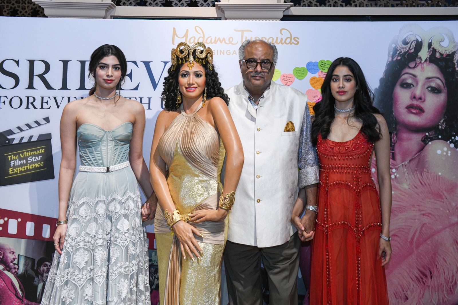 Sridevi’s wax statue unveiled at Madame Tussauds Boney Kapoor breaks down Janhvi Kushi  വിടര്‍ന്ന കണ്ണുകളും നിറഞ്ഞ ചിരിയുമായി ശ്രീ; പ്രിയതമയുടെ മെഴുക് പ്രതിമയ്ക്ക് മുന്നില്‍ പൊട്ടികരഞ്ഞ് ബോണി കപൂര്‍  ശ്രീദേവി  മാഡം ട്യൂസോ വാക്‌സ് മ്യൂസിയം  മിസ്റ്റര്‍ ഇന്ത്യ എന്ന ചിത്രത്തിലെ ശ്രീദേവി അവതരിപ്പിച്ച സീമാ സോണി