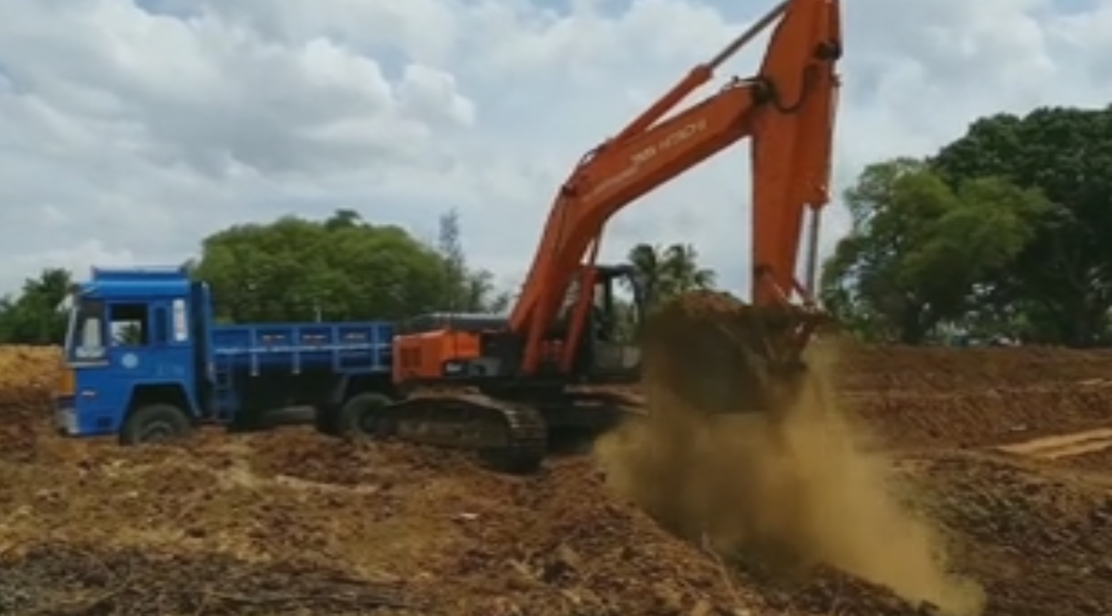 ariyalur district vettriyur village, Youth spend ten lakhs for lake , வெற்றியூர், அரியலூர், ஏரியை தூர்வாரும் பணி,