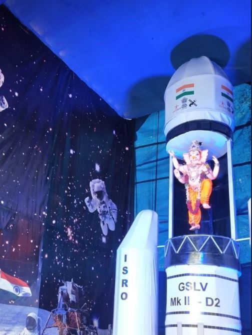 ganesh pandal on theme of chandrayaan 2