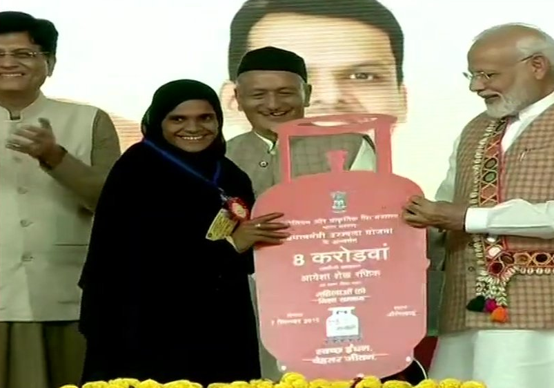 PM Modi handed over an LPG connection to Ayesha Sheikh Rafiq under the Ujjwala scheme