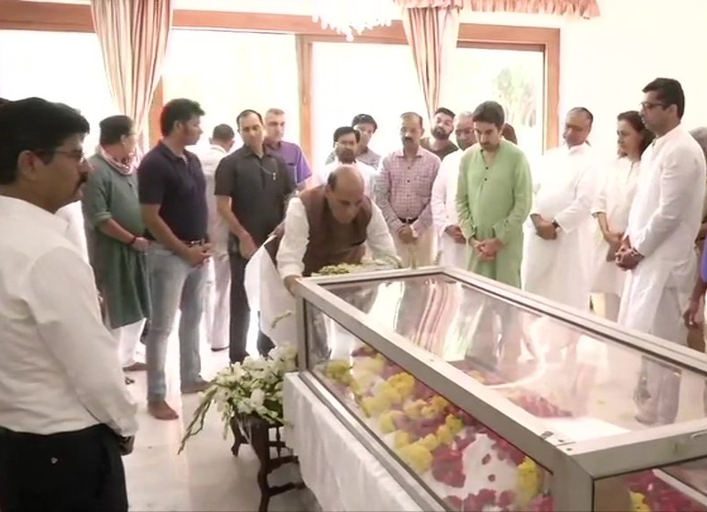 Defence Minister Rajnath Singh pays last respects