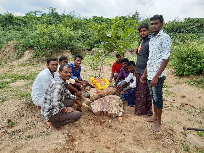 குரங்கினை பள்ளிக்கு அருகே அடக்கம் செய்து அஞ்சலி செலுத்தினர்