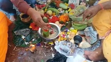 श्राद्ध कर्म करते पिंडदानी