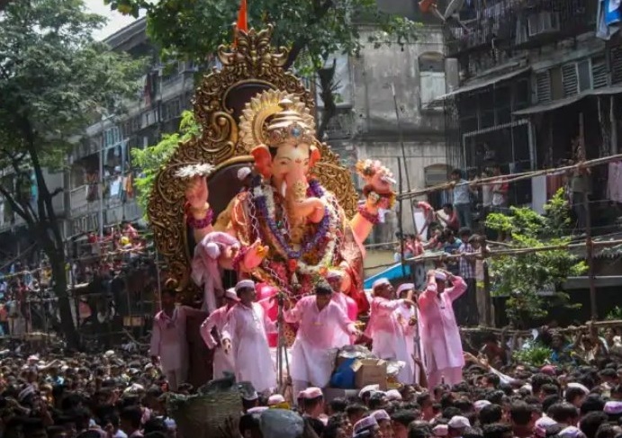 मुंबईतील गणेशविसर्जन मिरवणूक शनिवारी पहाटेपर्यंत लांबण्याची शक्यता